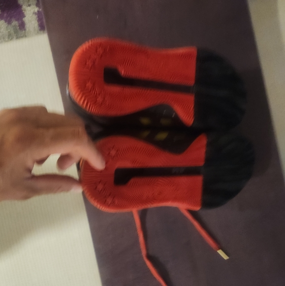 Derek Rose 11 size 8.5 - Picture 3 of 4